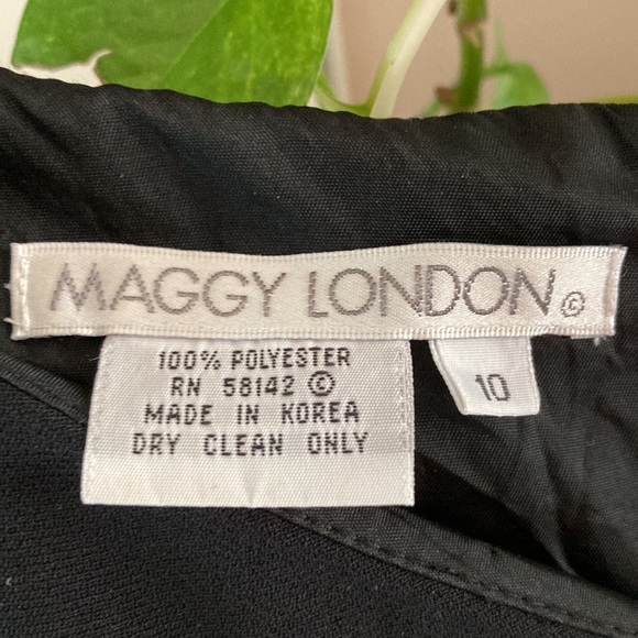 Very elegant, sleeveless, lined, car wash bottom dress. - Picture 2 of 3